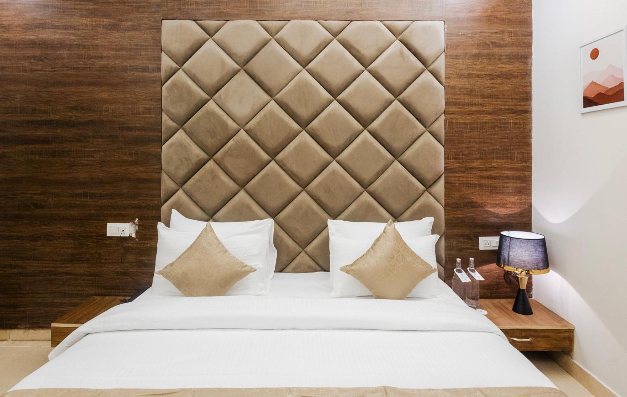 Stone Wood Hotel, Rishīkesh Buitenkant foto
