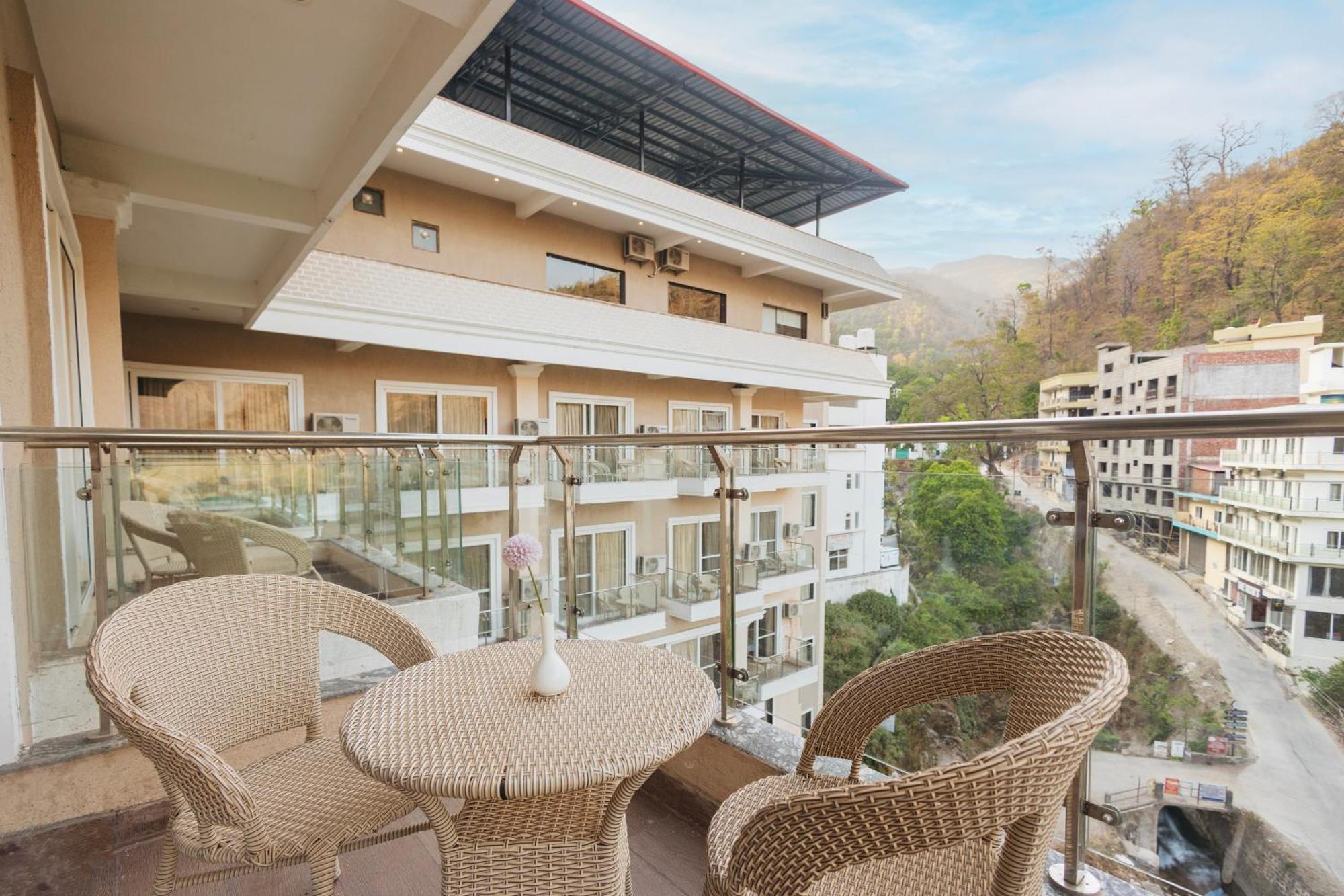 Stone Wood Hotel, Rishīkesh Buitenkant foto